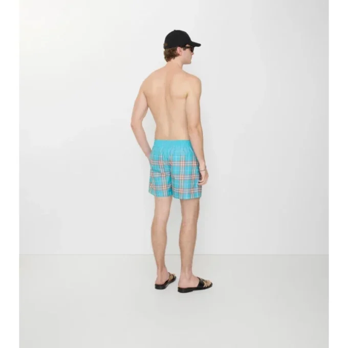 Badehose mit Farbverlauf im Karomuster