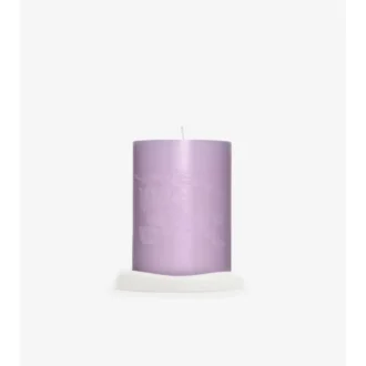 Kerze mit Rosen- und Veilchenblüten