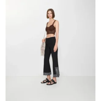 Kurze, bestickte, ausgestellte Hose aus Woll-Seide