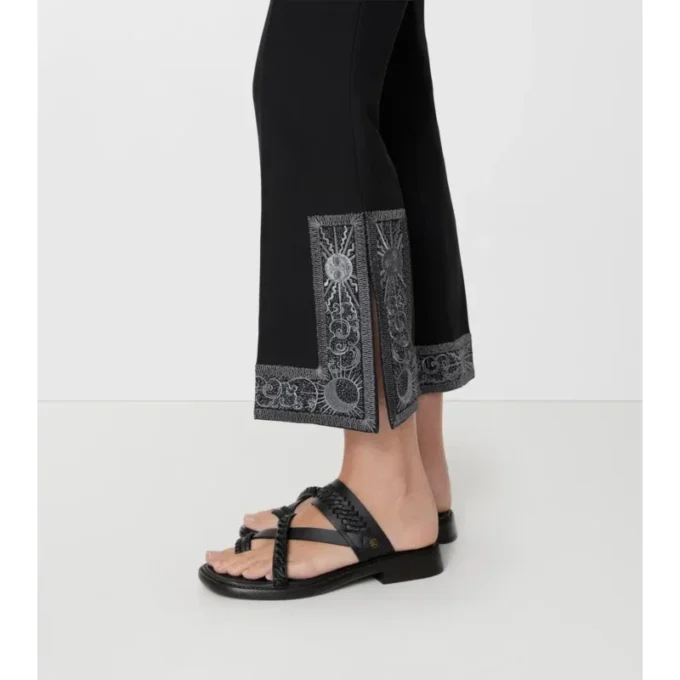 Kurze, bestickte, ausgestellte Hose aus Woll-Seide