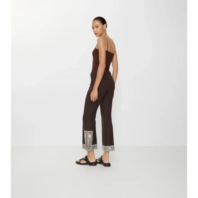 Kurze, bestickte, ausgestellte Hose aus Woll-Seide
