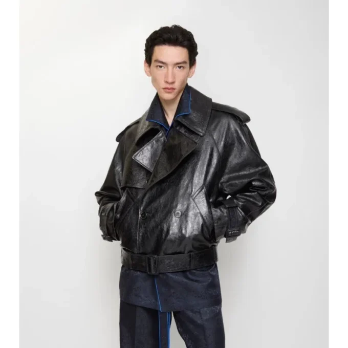 Kurze Trenchcoat-Jacke aus geprägtem Leder