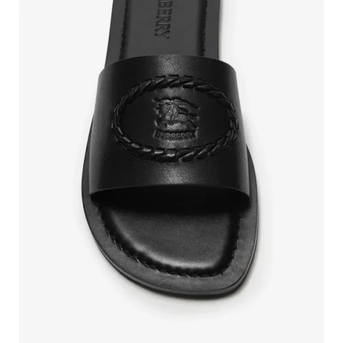 Leder-Slides mit Knight-Stempel