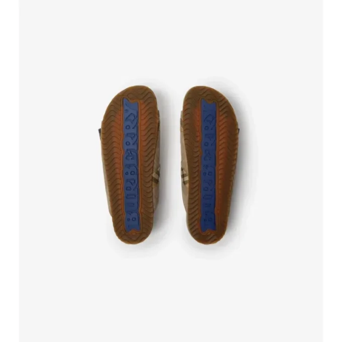 Sandalen aus Wildleder mit Karomuster