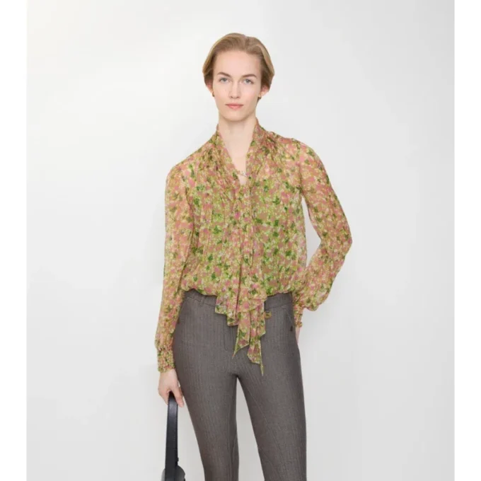 Seidenbluse mit zierlichem Blumenmuster