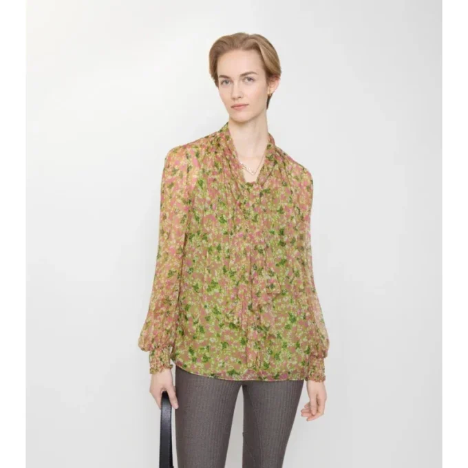 Seidenbluse mit zierlichem Blumenmuster