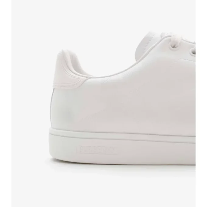 Sneaker aus geprägtem Leder mit Karomuster 
