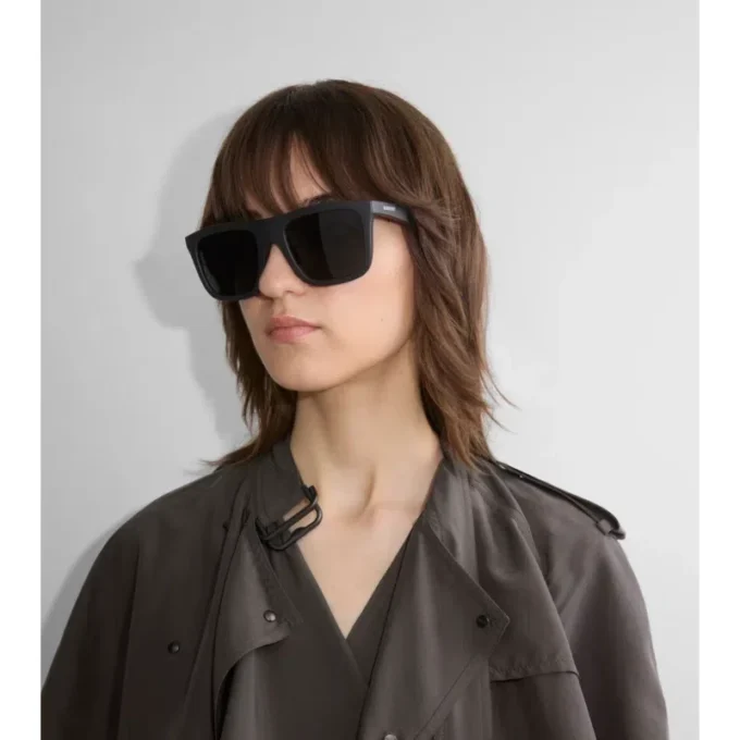 Sonnenbrille mit geprägtem Karomuster