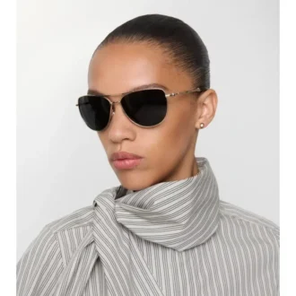 Sonnenbrille mit quadratischem Rahmen und Metalllogo