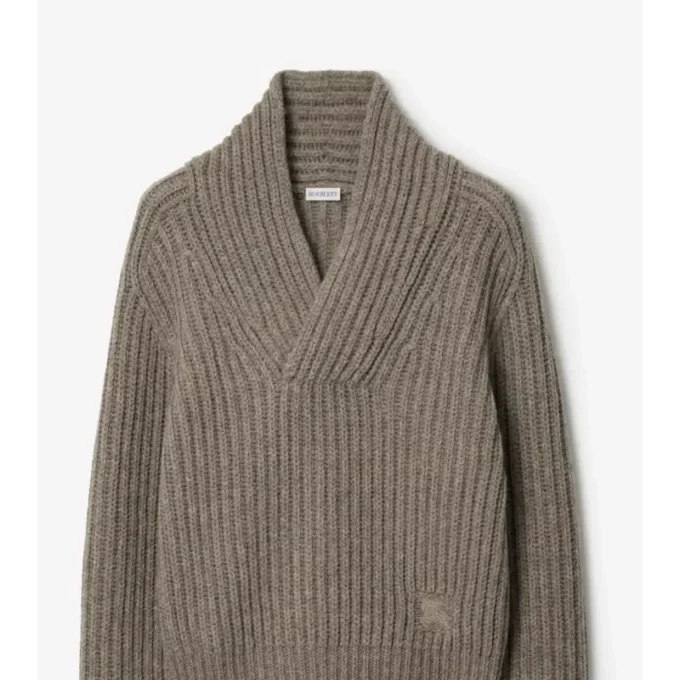 Wollpullover mit Schalkragen